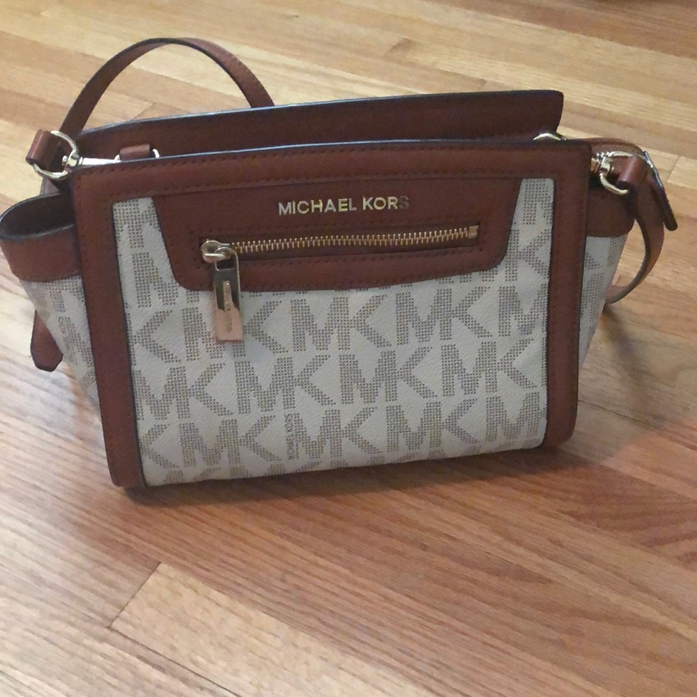 Michael Kors Selma Monogram Medium Messenger Bag